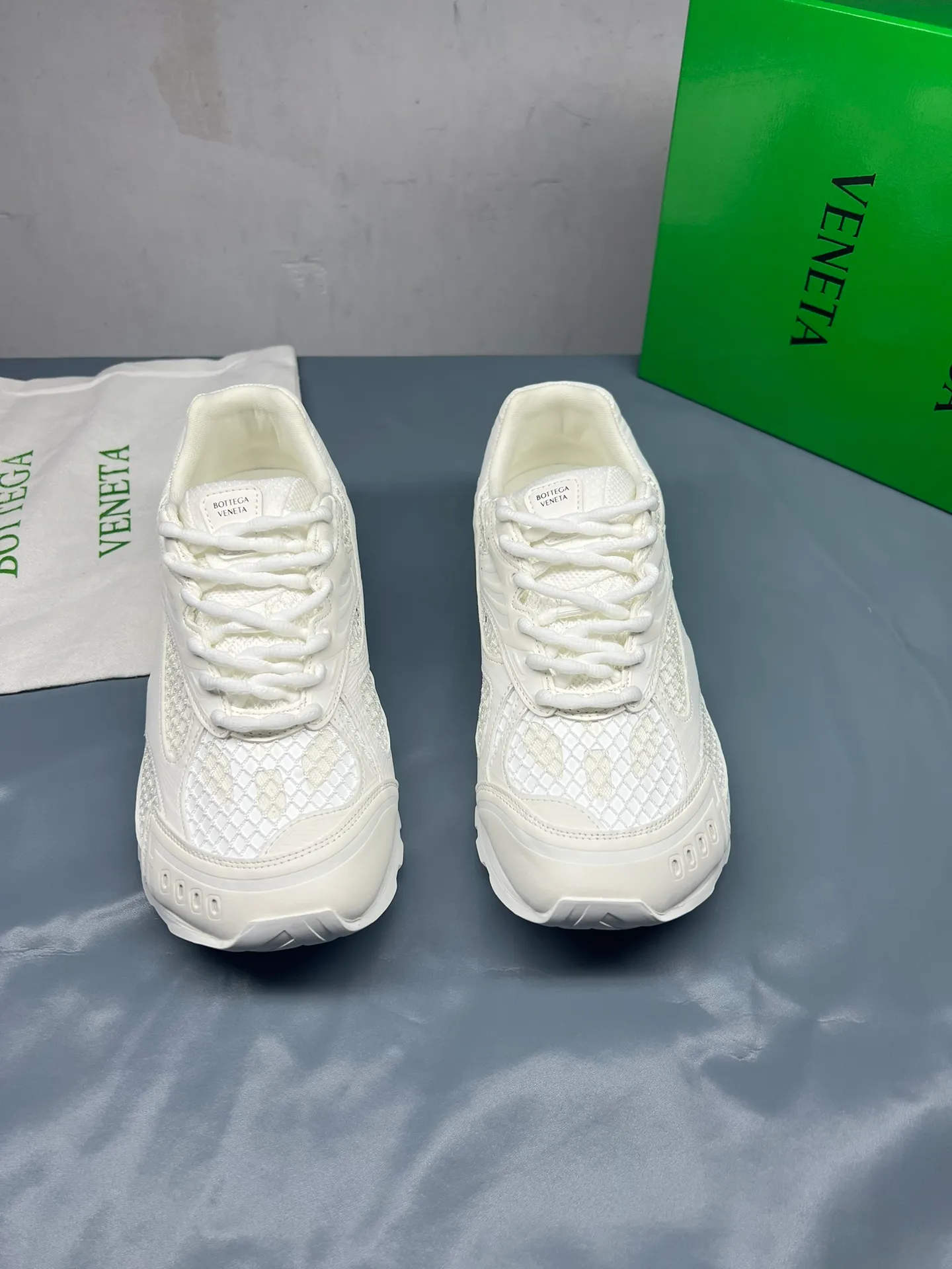 👟👟Ex-factory price 600👟👟 Men's size +10 Real photos 🔥🔥BV Orbit sneakers Wang Yibo's same style couple's dad shoes Runner sneakers, made of lightweight technical mesh fabric. Matched with geometric pattern designed rubber outsole Wang Zha series high version Look for the package craftsmanship The actual height is much higher, but the legs are still slim. Very nice and playable and durable Matching to the standard 💯 Package shoe technology Look for the high version The outsole is made of color-blocked TPU outsole Women's model 35 36 37 38 39 40 41 (40 41 customized) Men's model 39 40 41 42 43 44 45. (Customized size 45) (Customer logo can be accepted without refund or exchange at a favorable price) Equipped with original packaging